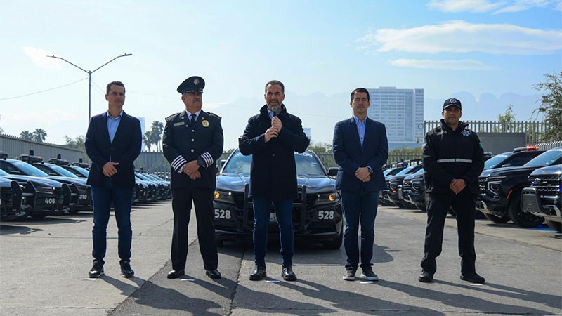 Entrega Adrián de la Garza a la policía de Monterrey nuevas patrullas y moderniza unidades con torretas inteligentes 
