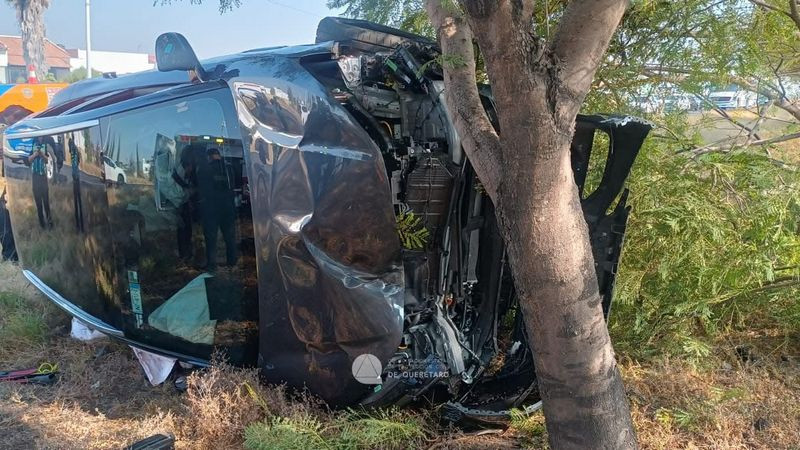 Sale del camino y vuelca en el anillo vial Fray Junípero Serra de Querétaro 