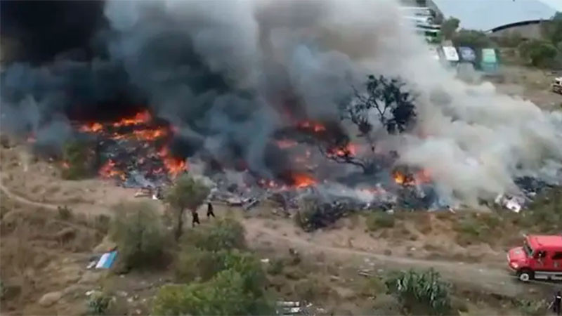 Fuerte incendio consume predio de la empresa de transporte Estrella Blanca en Mineral de la Reforma, Hidalgo 