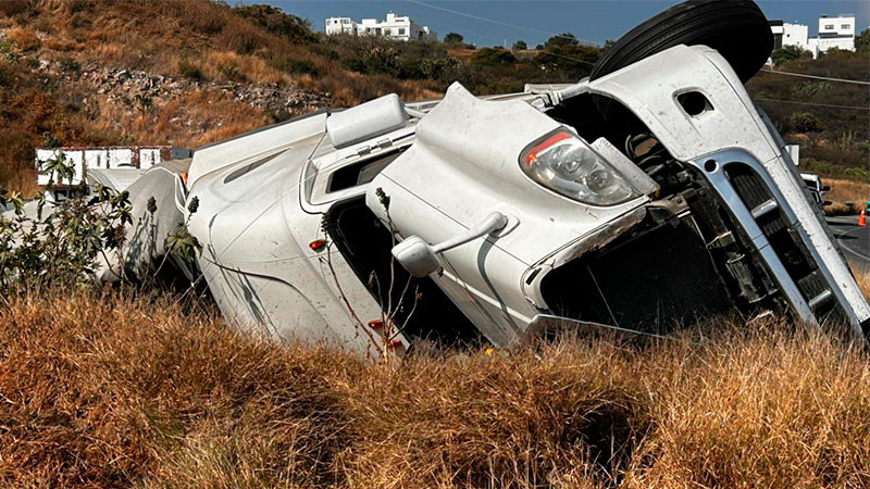 Tráiler sale del camino y vuelca en el libramiento Norponiente del municipio de Querétaro 