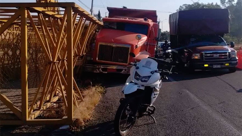 Choca camión de volteo contra puente tirado en Lomas de la Maestranza de Morelia, Michoacán 