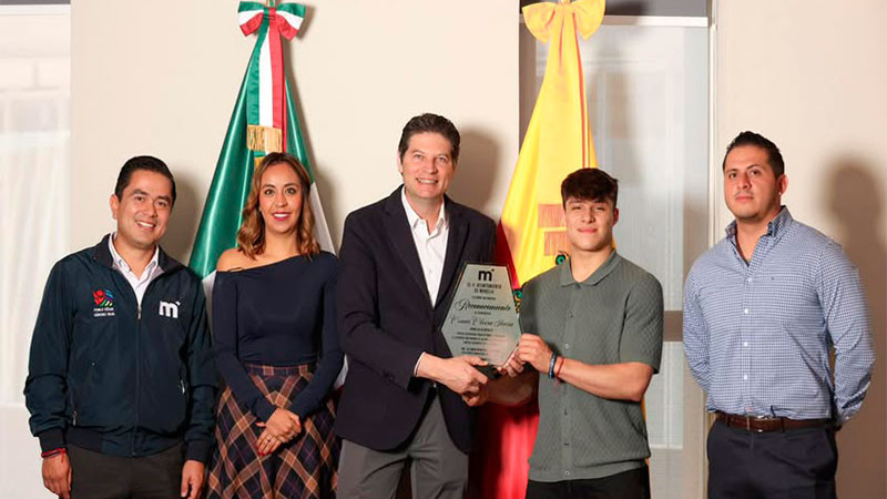 Reconoce Alfonso Martínez al entrenador Arturo Menchaca por su labor formando campeones para México 
