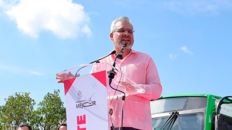Bedolla moderniza el transporte en Uruapan; entrega primeras 80 unidades nuevas 