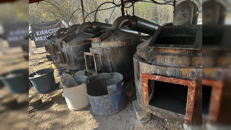 Michoacán: Ejército irrumpe en Turicato y Nocupétaro y decomisa 335 kilos de estupefaciente y un mega laboratorio