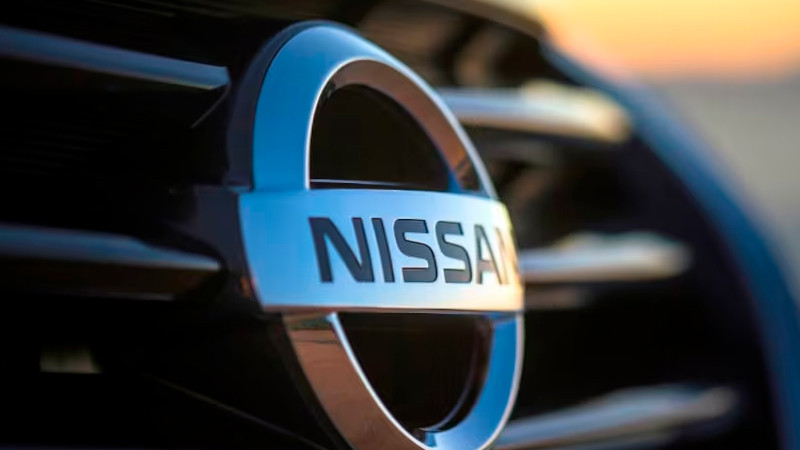 Comando irrumpe en almacén de Nissan en Morelos; roba dos camionetas y se lleva a dos guardias 