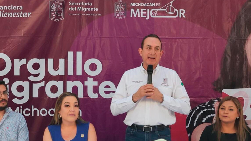 Semigrante entrega tarjetas “Orgullo Migrante” en Cuitzeo 
