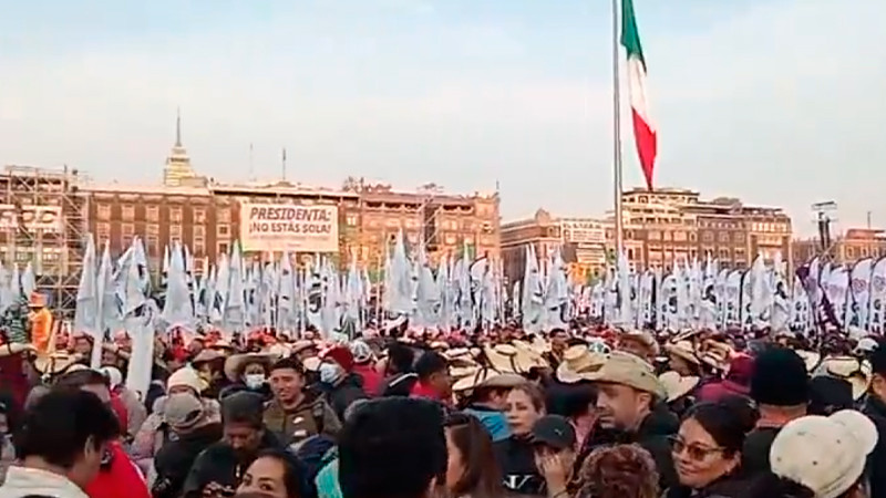 Miles de personas llegan al Zócalo para festejar 7 años de la 4T en el Poder 