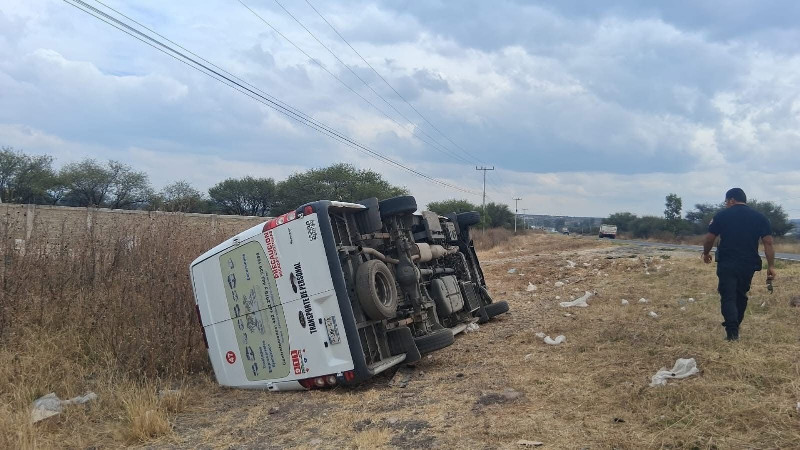 Vuelca unidad de transporte de personal en la carretera a Los Cues, Querétaro  