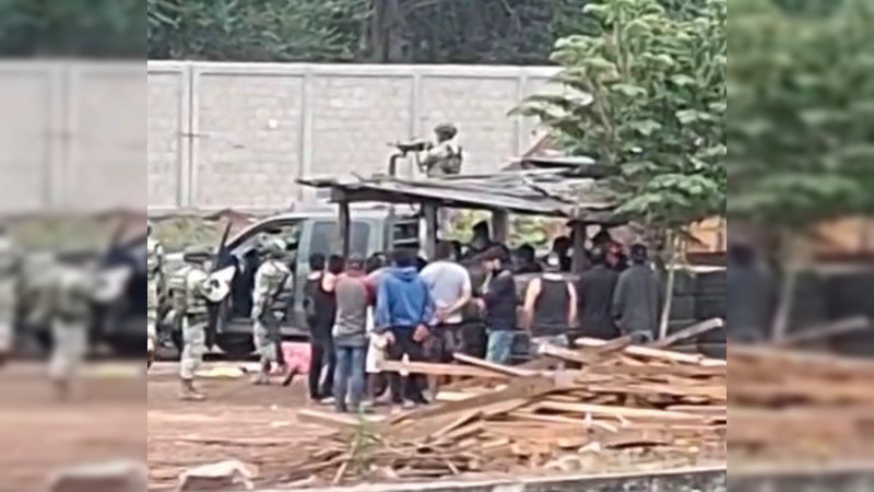 Militar fuera de sí dispara contra sus compañeros en cuartel de Aguililla, Michoacán: hay varios muertos y heridos 