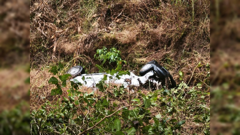 Reportan estables a peritos de la FGE Michoacán que volcaron cuando se dirigían a Coahuayana 