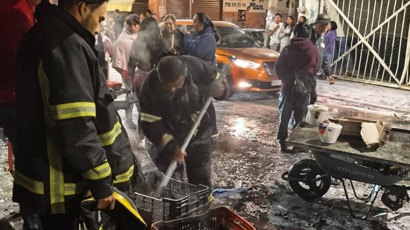 Bomberos de Zitácuaro, Michoacán, atienden incendio de pirotecnia 