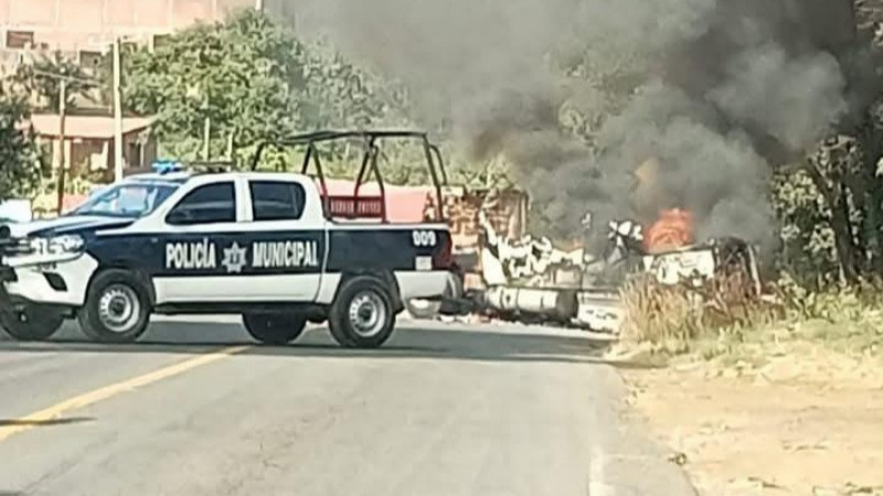 Camión vuelca y se incendia en la carretera Carapan-Cherán en Uruapan, Michoacán 