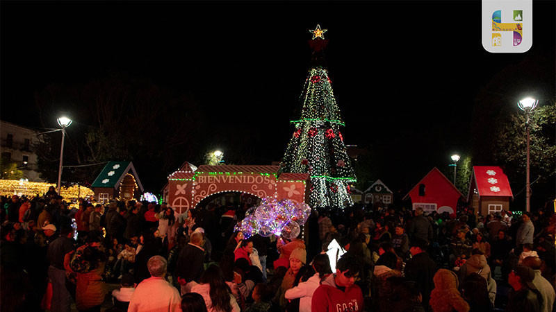 Jeovana Alcántar, encendió el Monumental Árbol Navideño con el cual inicia la magia de la navidad en Ciudad Hidalgo 