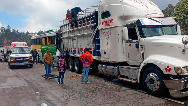 Accidente en la autopista México-Puebla, deja el saldo de una persona fallecida y 33 heridos  