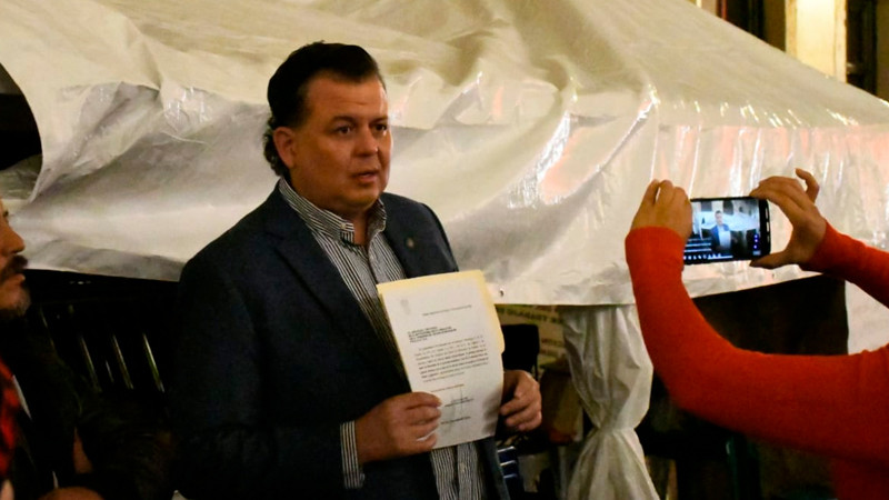 Memo Valencia exhibe la indolencia de las autoridades estatales al no atender a manifestantes en el Congreso del Estado 