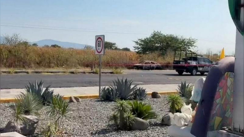 Ataque armado en Tepalcingo, Morelos, deja cinco personas sin vida al interior de auto calcinado; localizan 100 casquillos percutidos alrededor del vehículo 