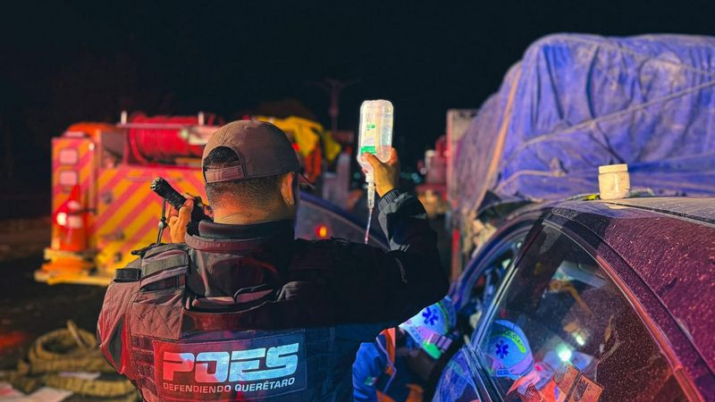 Atrapado en aparatoso choque por alcance en la carretera a Bernal en Colón, Querétaro 