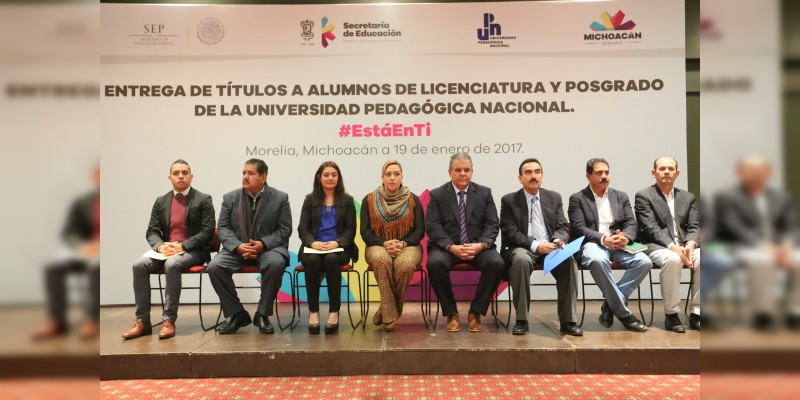 Entrega SEE más de dos mil títulos a egresados de la UPN  