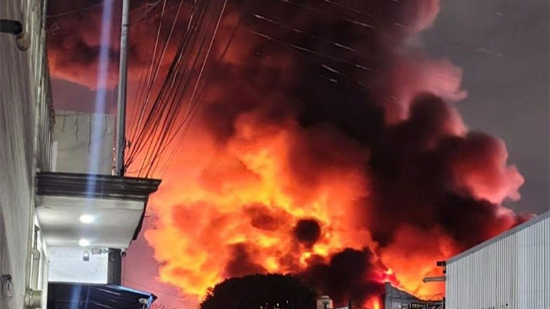 Incendio termina con fábrica de telas en Ixtapaluca, Estado de México 
