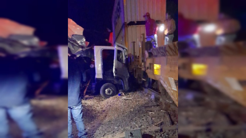 Intentó ganarle el paso al tren en Pátzcuaro, Michoacán, y fue embestido: dos hombres sobreviven 