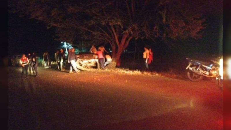 Volcadura en la carretera Uruapan – Ziracuaretiro deja un hombre sin vida en Michoacán  