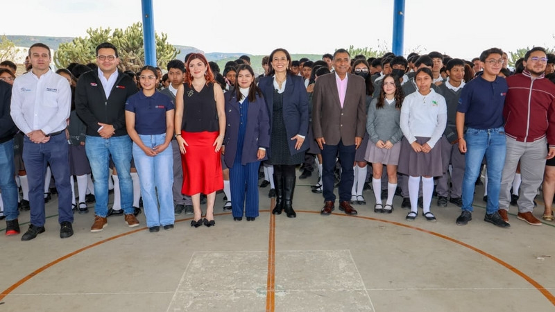 Entregan autoridades equipamiento y rehabilitación del Taller Industrial en CECyTEQ 