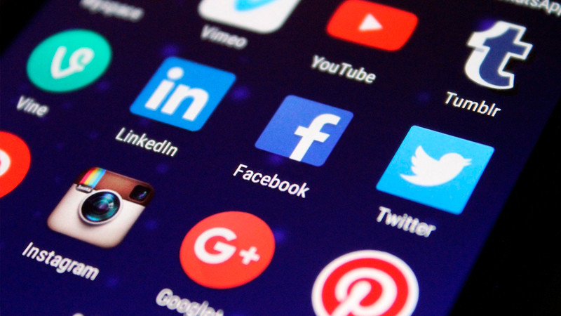 Australia prohíbe oficialmente uso de redes sociales a menores de 16 años 