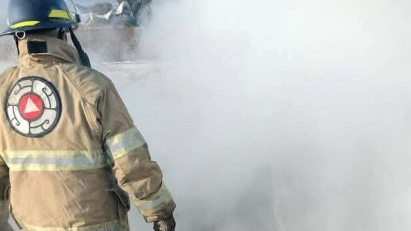 Vuelca camión de carga y se incendia en Maravatío, Michoacán 