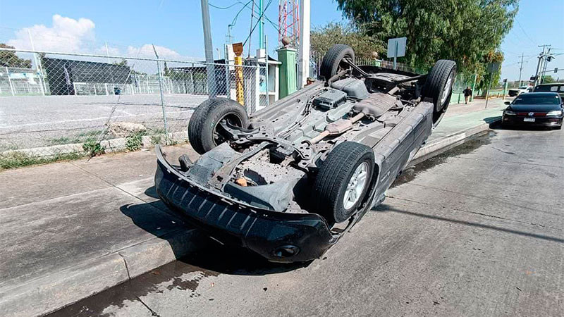 Se registra choque-volcadura en la carretera a Tlacote del municipio de Querétaro 