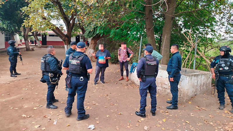 Presencia de supuestos sujetos armados al interior de primaria en Uruapan, Michoacán genera despliegue de elementos policiacos; se trató de una falsa alarma  