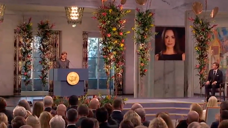 Hija de María Corina Machado recibe premio Nobel de la Paz en su nombre 