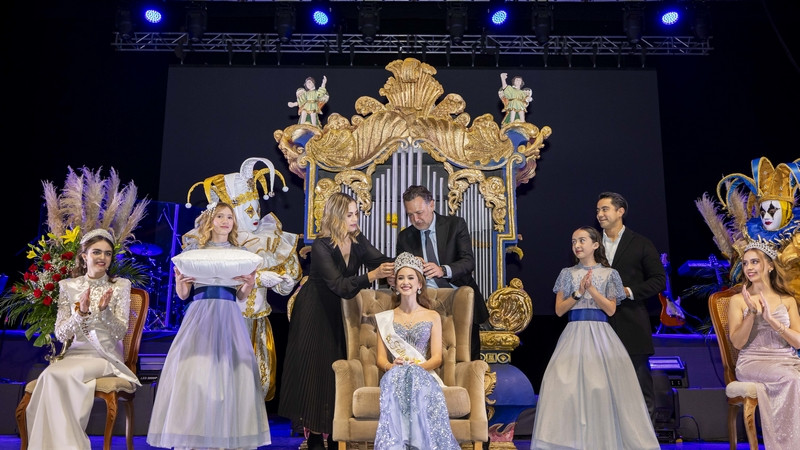 Encabeza Gobernador coronación de Fátima como Reina de las Fiestas de Navidad 2025 