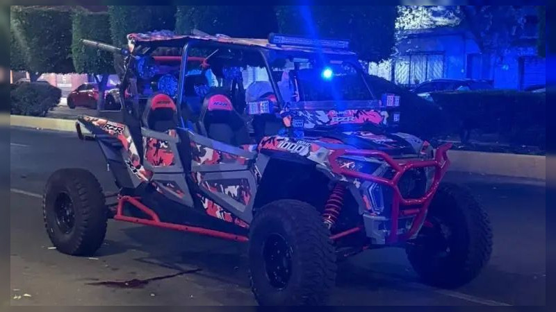 Un razer mal estacionado desató fatal balacera en pleno centro de Cotija, Michoacán: Un policía y dos civiles muertos en lluvia de 250 balas y granadas; comando abandonó cuatro camionetas  