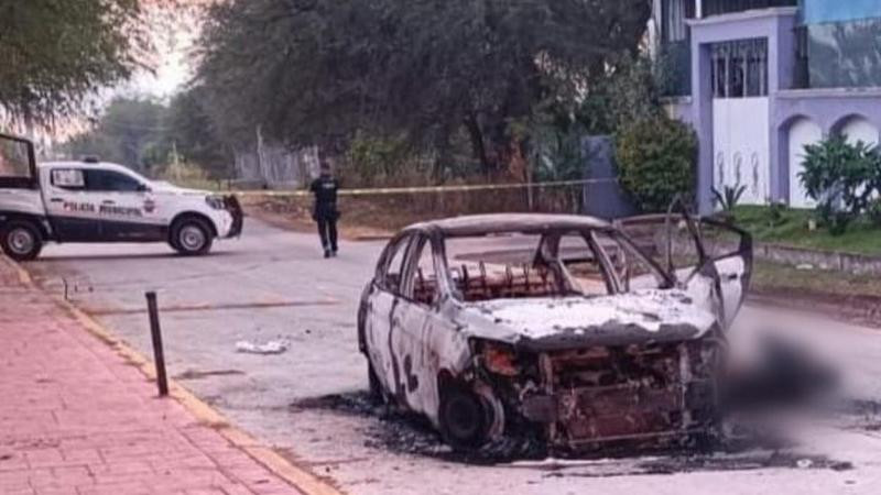 Hallan camioneta calcinada con un cadáver en su interior en Cuitzeo, Michoacán 