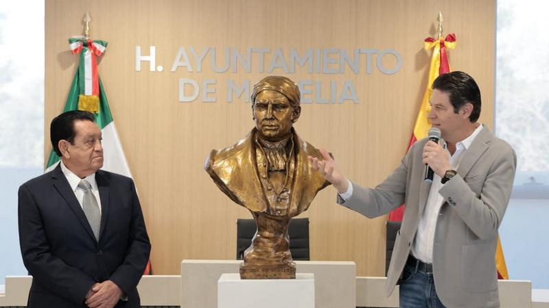 Devela Alfonso Martínez busto de Morelos que será colocado en el Centro Administrativo de Morelia 