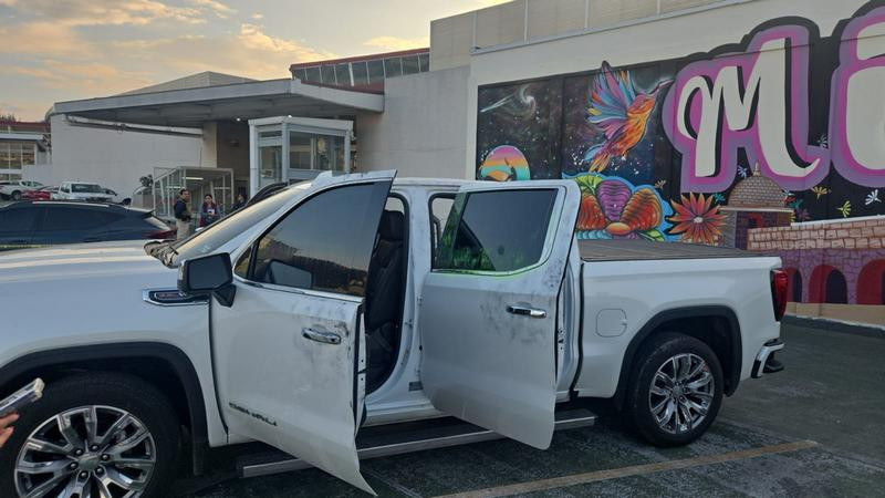 Asaltan camioneta del presidente municipal de Los Reyes, Michoacán, en estacionamiento de Plaza Las Américas en Morelia 