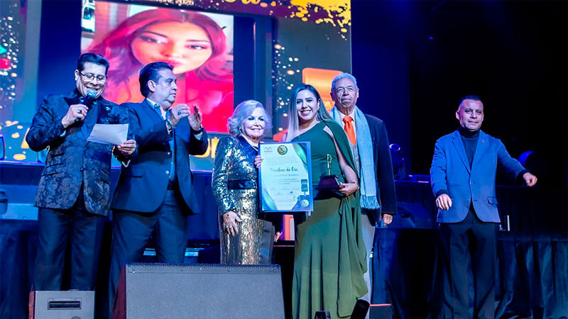  Dayana Pérez Mendoza recibe el Micrófono de Oro Invierno 2025 por su trayectoria y labor social 