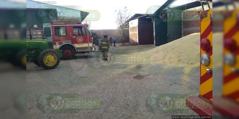 Sofocan bomberos de la ABEM incendio de bodega en Zacapu - Foto 0 