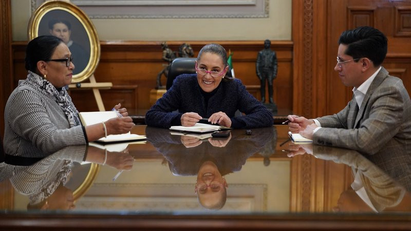 Claudia Sheinbaum conversa con el papa León XIV;  lo invita a realizar una visita oficial a México 