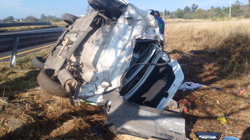 Volcadura en la Morelia-Pátzcuaro deja dos heridos 