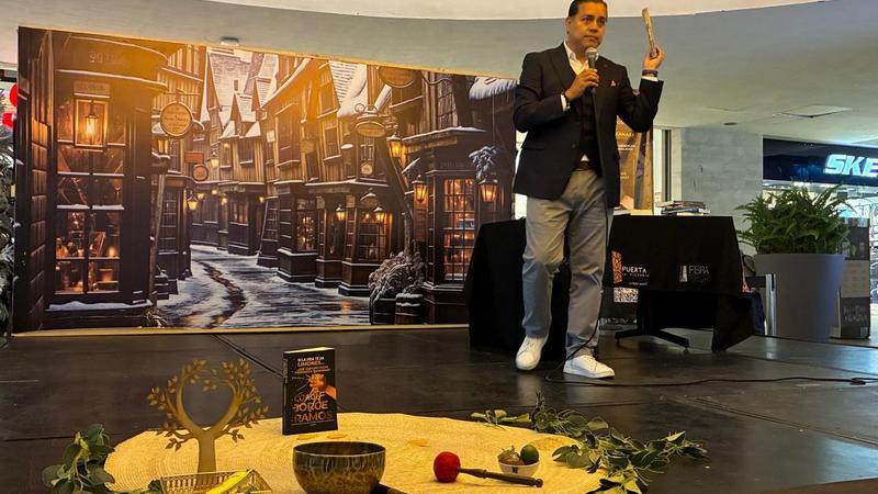 Jorge Ramos presenta su obra titulada Si la vida te da limones, ¿qué carajo haces pidiéndole manzanas?” en Querétaro 