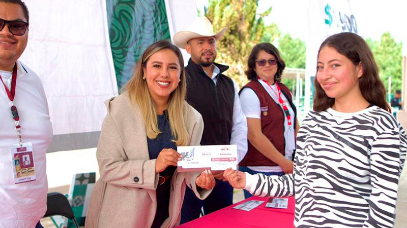 Entrega de Becas Benito Juárez fortalece a la juventud de Salvador Escalante: Dayana Pérez 