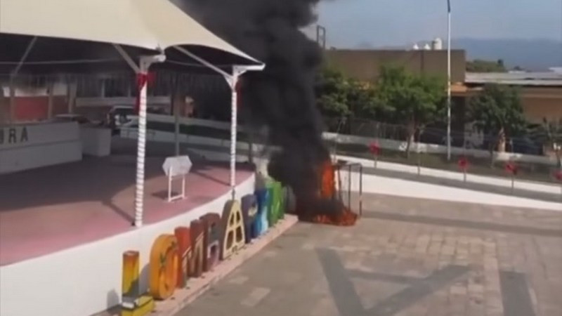 Pirotecnia provoca incendio y destrucción del árbol navideño en Lombardía, Michoacán 