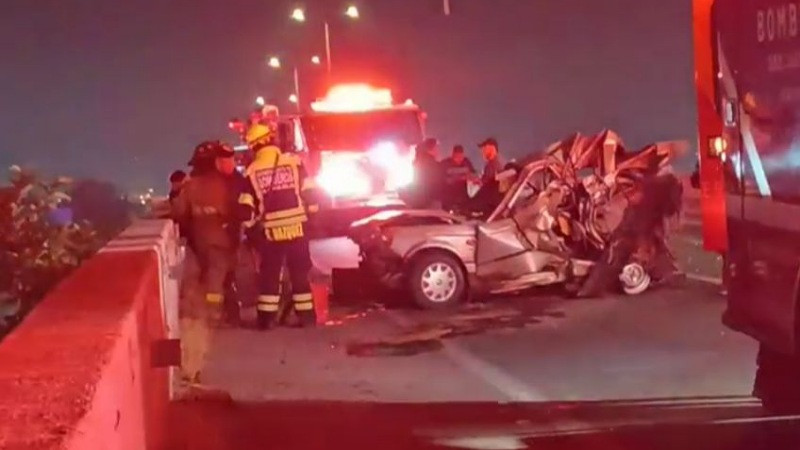 Dos muertos y un herido grave deja choque y volcadura en San Juan del Río, Querétaro  