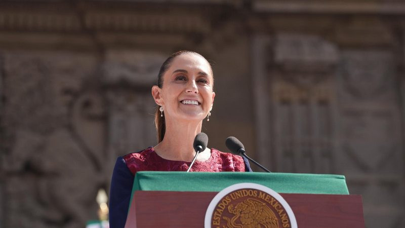 Sheinbaum presume fortaleza económica de México; dólar abre por debajo de los 18 pesos 