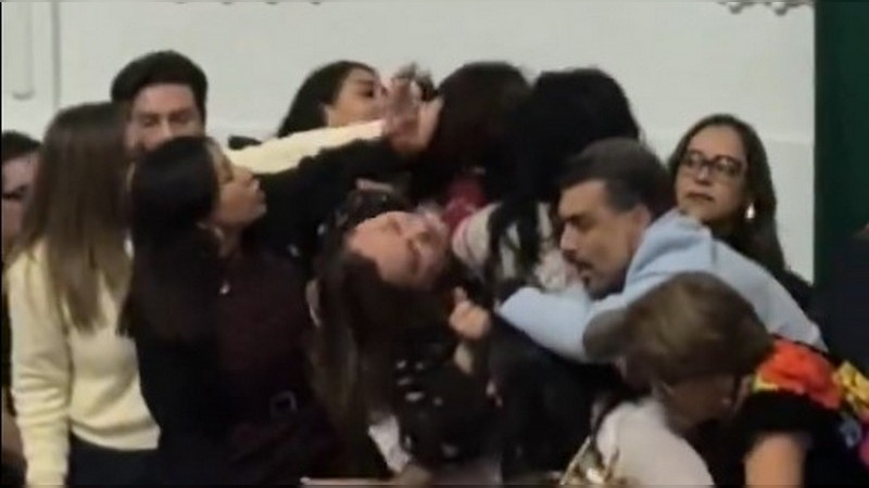 A jalones de greñas discuten dictamen en el Congreso de la Ciudad de México; hubo tiro PAN vs Morena 