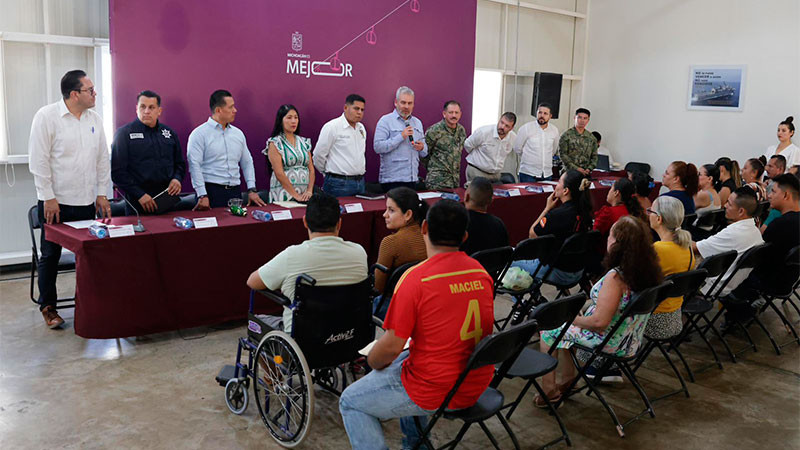 Entrega Bedolla apoyos a víctimas de explosión en Coahuayana  