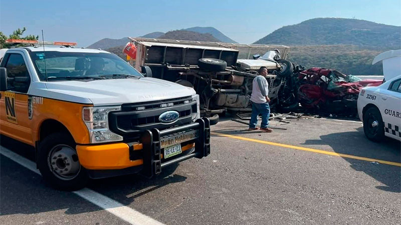 Salvador Escalante, Michoacán: Accidente vehicular en la Siglo XXI, deja una persona sin vida y un herido  