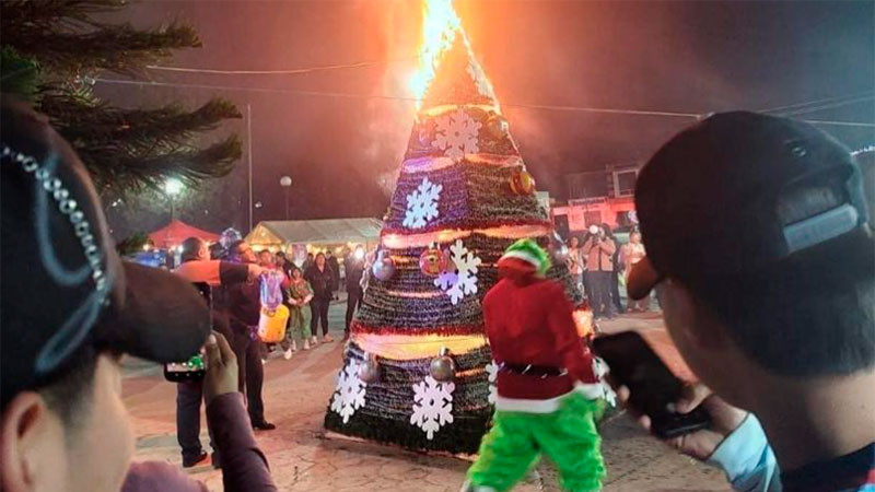 Por prender pirotecnia, incendio consume árbol de Navidad en Tula, Hidalgo 