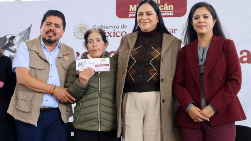 Entrega Ariadna Montiel Tarjetas de Bienestar a adultos mayores y madres trabajadoras, como parte del Plan Michoacán 